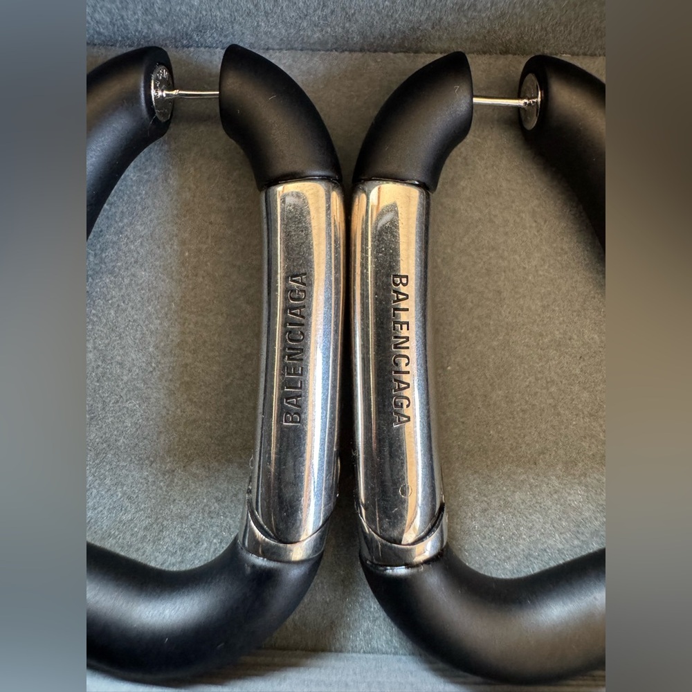 NEW🔥BALENCIAGA Love Carabiner Heart Hoop Earrings🔥 - Picture 10 of 12